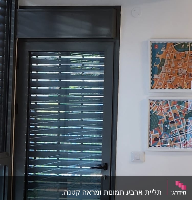 דלת עם תריסים סגורים וידית שחורה